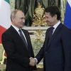 Tổng thống Nga Vladimir Putin (trái) và Thủ tướng Italy Giuseppe Conte trong cuộc gặp tại Moskva ngày 24/10. (Ảnh: AFP/TTXVN)