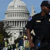 Cảnh sát phong tỏa khu vực quanh tòa nhà Cannon gần đồi Capitol ở Washington, Mỹ do sự cố chập điện ngày 25/10. (Ảnh: AFP/TTXVN)