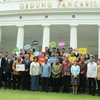 Các đại biểu và thanh niên tham gia Trại giao lưu Thanh niên ASEAN 2018 chụp ảnh lưu niệm. (Ảnh: Đỗ Quyên/TTXVN)