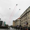 Máy bay trực thăng phun khói màu cờ Cộng hòa Séc. (Ảnh: Hồng Kỳ/TTXVN)