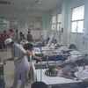Nhiều trẻ em nghi bị ngộ độc thực phẩm được cấp cứu tại Bệnh viện quận Tân Phú. (Ảnh: Đinh Hằng/TTXVN)