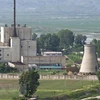 Một cơ sở hạt nhân của Triều Tiên trước khi được phá hủy tháp làm nguội (bên phải), ở Yongbyon. (Nguồn: REUTERS/ TTXVN)