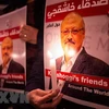 Thắp nến tưởng niệm nhà báo Jamal Khashoggi bên ngoài lãnh sự quán Saudi Arabia ở Istanbul, Thổ Nhĩ Kỳ ngày 25/10. (Nguồn: AFP/TTXVN)