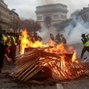 Trung tâm thủ đô Paris của Pháp biến thành chiến trường khói lửa khi người biểu tình 'áo vàng' đụng độ với cảnh sát sau quyết định tăng thuế nhiên liệu. (Nguồn: AP)