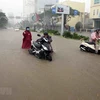 Giao thông đi lại khó khăn do mưa lớn gây ngập đường tại Đà Nẵng. (Ảnh: Trần Lê Lâm/TTXVN)