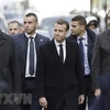 Tổng thống Pháp Emmanuel Macron (giữa, phía trước) và các quan chức Chính phủ thị sát một tuyến phố ở thủ đô Paris, nơi nổ ra các cuộc biểu tình bạo loạn của lực lượng Áo vàng nhằm phản đối tăng giá nhiên liệu, ngày 2/12/2018. (Nguồn: AFP/TTXVN)