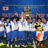Đội FC Tokai đoạt cúp vô địch Giải bóng đá người Việt Nam tại khu vực Kanto - Nhật Bản. (Ảnh: Thành Hữu/TTXVN)