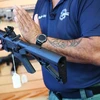 Thiết bị độ súng được lắp vào súng trường AR-15 tại một cửa hàng ở Mỹ . (Ảnh: AFP/TTXVN)