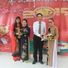 Đại diện cộng đồng người Việt Nam tại Angola tặng hoa Đại sứ Nguyễn Mạnh Cường và phu nhân. (Ảnh: Đình Lượng/TTXVN)