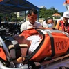 Hành khách gặp nạn Haddock Richard Ray được các nhân viên y tế đưa lên bờ, chuyển vào bệnh viện tại thành phố Nha Trang cấp cứu, điều trị. (Ảnh: Phan Sáu/TTXVN)
