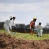 Lực lượng cứu hộ chuyển thi thể nạn nhân trong vụ vỡ đập hồ chứa chất thải tại thị trấn Brumadinho, bang Minas Gerais, Brazil, ngày 28/1. (Ảnh: AFP/TTXVN)