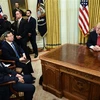 Phó Thủ tướng Trung Quốc Lưu Hạc (thứ nhất, trái) hội kiến Tổng thống Mỹ Donald Trump (phải) tại Nhà Trắng ở Washington DC., ngày 31/1/2019. (Ảnh: AFP/TTXVN)