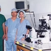 Vợ chồng bác sỹ Hồ Mạnh Tường và Vương Thị Ngọc Lan tại Khoa Hiếm muộn của bệnh viện Từ Dũ năm 1999. (Ảnh: TTXVN phát)