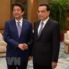 Thủ tướng Trung Quốc Lý Khắc Cường (phải) và Thủ tướng Nhật Bản Shinzo Abe. (Ảnh: AFP/TTXVN)