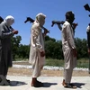 Các tay súng Taliban tại lễ giao nộp vũ khí đầu hàng Chính phủ ở Jalalabad, Afghanistan ngày 22/6. (Nguồn: EPA/TTXVN)