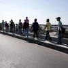 Người di cư di chuyển tới khu vực biên giới Mexico-Mỹ tại Tijuana, bang Baja California, Mexico. (Ảnh: AFP/TTXVN)