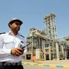 Nhân viên làm việc tại cơ sở hóa dầu Mahshahr ở tỉnh Khuzestan, tây nam Iran. (Ảnh: EPA/TTXVN)
