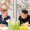 Nhà lãnh đạo Triều Tiên Kim Jong-un (phải) và Tổng thống Hàn Quốc Moon Jae-in tại cuộc gặp ở Samjiyon, Triều Tiên ngày 20/9/2018. (Ảnh: Yonhap/ TTXVN)