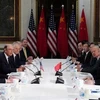 Phái đoàn Mỹ do Đại diện Thương mại Robert Lighthizer (thứ nhất, trái) đứng đầu trong cuộc đàm phán với phái đoàn Trung Quốc do Phó Thủ tướng Lưu Hạc (thứ nhất, phải) đứng đầu tại Washington DC., ngày 21/2/2019. (Ảnh: AFP/TTXVN)