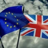 Quốc kỳ Anh (phải) và cờ EU. (Ảnh: AFP/ TTXVN)