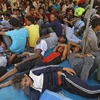 Người di cư được chuyển tới các trại tị nạn ở Tripoli, Libya. (Ảnh: AFP/TTXVN)