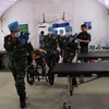 Các chiến sỹ 'mũ nồi xanh' Việt Nam diễn tập xử lý tình huống y tế trên bộ trang bị Bệnh viện dã chiến cấp 2 số 1. (Ảnh: Nguyễn Xuân Khu/TTXVN)
