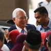 Cựu Thủ tướng Malaysia Najib Razak (giữa) tới tòa án ở Kuala Lumpur ngày 3/4. (Ảnh: AFP/TTXVN)