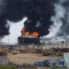 Khói lửa bốc lên nghi ngút tại hiện trường vụ nổ bồn chứa nhiên liệu của nhà máy xử lý dầu thô nặng Petro San Felix ở San Diego de Cabrutica, miền Đông Venezuela ngày 13/3/2019. (Nguồn: El Tigre/TTXVN) 