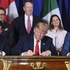 Tổng thống Mexico Enrique Pena Nieto, Tổng thống Mỹ Donald Trump và Thủ tướng Canada Justin Trudeau chính thức ký Hiệp định USMCA tại thủ đô Buenos Aires (Argentina) ngày 30/11/2018. (Ảnh: AFP/ TTXVN)