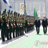 Tổng thống Hàn Quốc Moon Jae-in và người đồng cấp Turkmenistan Gurbanguly Berdimuhamedow. (Nguồn: Yonhap)