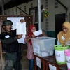 Nhân viên an ninh và nhân viên bầu cử Thái Lan kiểm kết quả bỏ phiếu tại một điểm bầu cử ở Narathiwat ngày 24/3. (Ảnh: AFP/TTXVN)