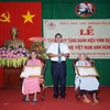 Tỉnh Trà Vinh trao tặng Danh hiệu Bà mẹ Việt Nam Anh hùng cho các Mẹ. (Ảnh: Thanh Hòa/TTXVN) 