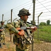 Binh sỹ thuộc Lực lượng biên phòng Ấn Độ tuần tra tại khu vực biên giới R.S Pora, phía tây nam bang Jammu. (Nguồn: AFP/TTXVN)
