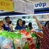 Người tiêu dùng mua sắm tại hệ thống siêu thị Saigon Co.op Thành phố Hồ Chí Minh. (Ảnh: Thanh Vũ/TTXVN)