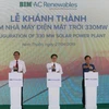 Phó thủ tướng Vũ Đức Đam (giữa), Chủ tịch HĐQT BIM Group (thứ hai từ phải sang) và Tổng giám đốc Tập đoàn Ayala Fernando Zobel de Ayala (bìa phải) thực hiện nghi thức đóng cầu dao, hoà lưới điện quốc gia. (Nguồn: Vietnam+)