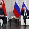 Tổng thống Nga Vladimir Putin (phải) trong cuộc gặp nhà lãnh đạo Triều Tiên Kim Jong-un (trái) tại Trường Đại học Liên bang Viễn Đông ở đảo Rusky thuộc Vladivostok ngày 25/4/2019. (Ảnh: AFP/TTXVN)