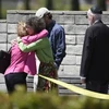 Người dân bên ngoài nơi diễn ra vụ xả súng vào giáo đường Do Thái. (Nguồn: AP)
