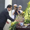 Thủ tướng Chính phủ Hoàng gia Samdech Techo Hun Sen dẫn đầu Đoàn đại biểu cấp cao Vương quốc Campuchia viếng đồng chí Lê Đức Anh. (Ảnh: Lâm Khánh/TTXVN) 