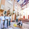 Tổng thống Sri Lanka Maithripala Sirisena (thứ 2, trái, hàng trên) thị sát hiện trường một vụ đánh bom nhằm vào nhà thờ Thánh Sebastian ở Negombo. (Ảnh: AFP/TTXVN) 