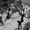 Thanh niên xung phong phá đá, mở rộng đường qua núi. (Ảnh: Bùi Tấn/TTXVN)
