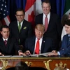 Tổng thống Mexico Enrique Pena Nieto (trái), Tổng thống Mỹ Donald Trump (giữa) và Thủ tướng Canada Justin Trudeau tại lễ ký Hiệp định USMCA ở thủ đô Buenos Aires (Argentina) ngày 30/11/2018. (Ảnh: AFP/TTXVN) 