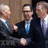 Phó Thủ tướng Trung Quốc Lưu Hạc (trái, phía trước) trong cuộc gặp Bộ trưởng Tài chính Mỹ Steven Mnuchin (thứ 2, phải) và Đại diện Thương mại Mỹ Robert Lighthizer (phải) tại Washington DC., ngày 10/5/2019. (Nguồn: AFP/TTXVN) 