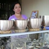 Bày bán các sản phẩm của nghề đúc đồng tại Phường Đúc, thành phố Huế. (Ảnh: Quốc Việt/TTXVN)