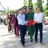 Lãnh đạo tỉnh Bình Thuận và các đại biểu tiễn đưa các liệt sỹ đến nơi an táng. (Ảnh: Nguyễn Thanh/ TTXVN) 