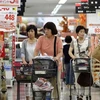Người dân mua sắm tại siêu thị ở Tokyo. (Nguồn: Bloomberg)