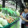 Người dân chọn mua nông sản sạch. (Nguồn: PV/Vietnam+)