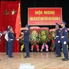 Trung tướng Hoàng Văn Đồng, Bí thư Đảng ủy, Chính ủy Cảnh sát biển Việt Nam trao Quân kỳ quyết thắng ra mắt Hải đoàn 42. (Ảnh : Huỳnh Thế Anh/TTXVN)