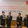 Ông Kim Won Ki, Phó Chủ tịch Hội đồng nhân dân tỉnh Gyeonggi, tặng quà lưu niệm cho Hội đồng nhân dân tỉnh Hà Nam. (Ảnh: Nguyễn Chinh/TTXVN)