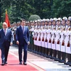 Thủ tướng Nguyễn Xuân Phúc và Thủ tướng Cộng hòa Italy Giuseppe Conte duyệt Đội Danh dự Quân đội nhân dân Việt Nam. (Ảnh: Thống Nhất/TTXVN)