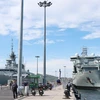 Hai tàu Regina (bên trái) và Asterix đang neo đậu tại Cảng quốc tế Cam Ranh. (Ảnh: Tiên Minh/TTXVN)